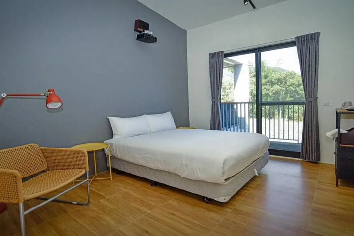 Room 4 of 9