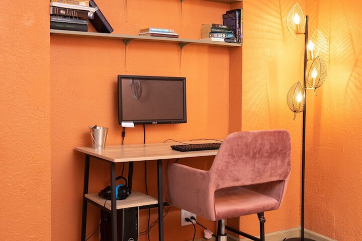 Business Center 18 of 32