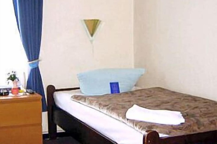 Room 5 of 33