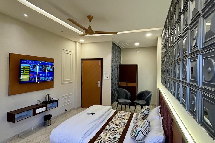 Room 7 of 19