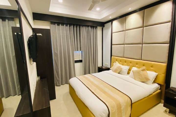 Room 5 of 16
