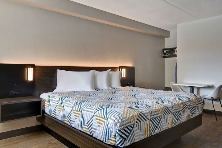 Room 7 of 28