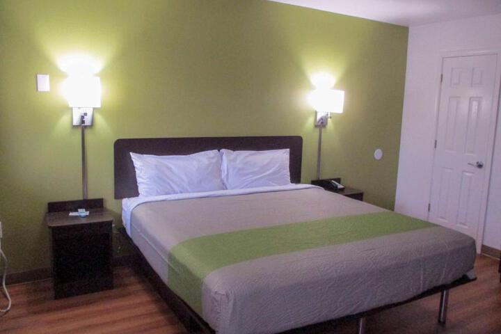 1 Queen Bed Micfridge (1 of 8)