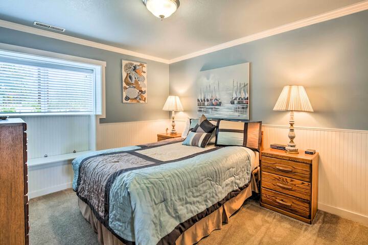 Beachfront Condo w / Patio & Views - Walk to Shore!