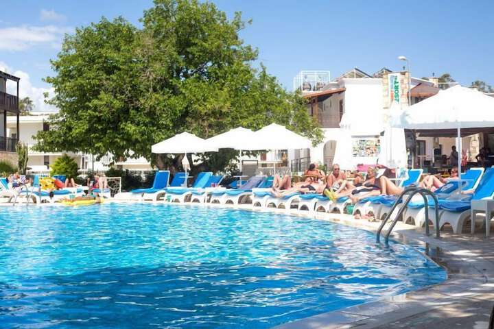 Hotel Pool