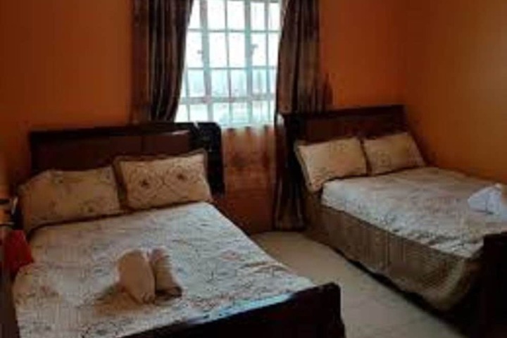Room 6 of 12