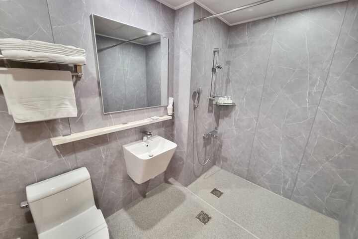 Room 15 of 46