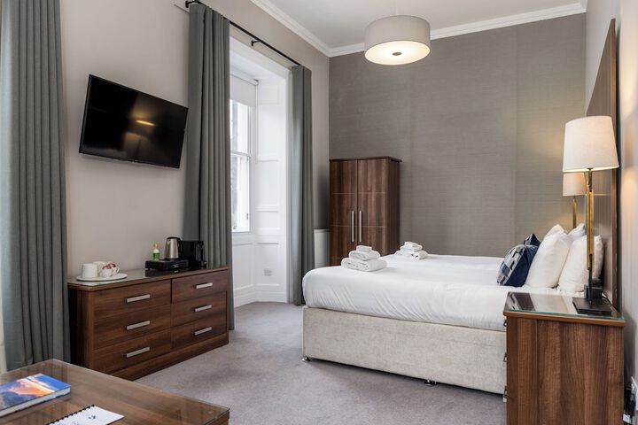 Room 32 of 62