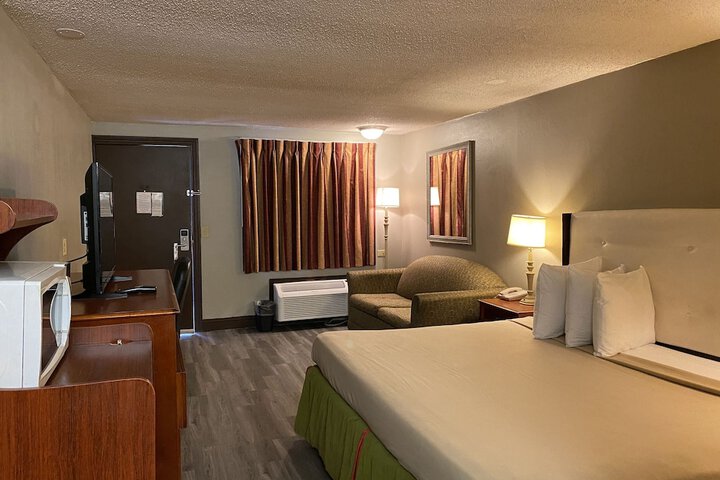 1 King Bed Deluxe Room (6 of 11)