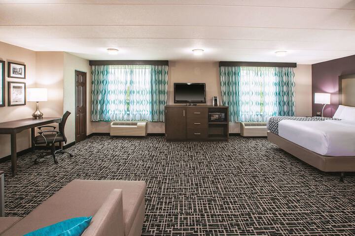 1 King Bed (10 of 15)