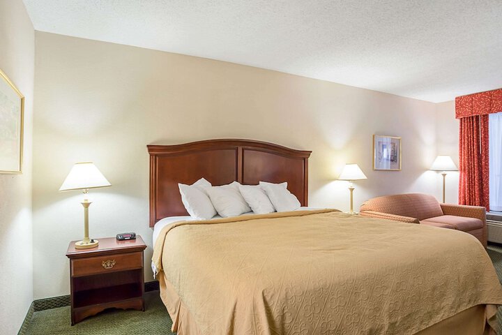 1 King Bed (3 of 10)
