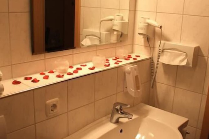 Room 7 of 27