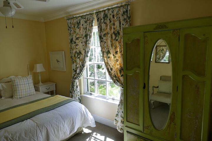 Room 4 of 28