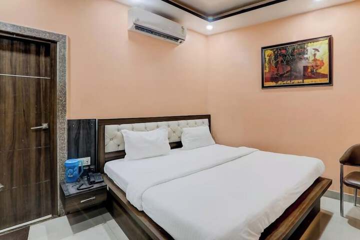 Room 7 of 12
