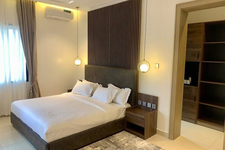 Room 5 of 9