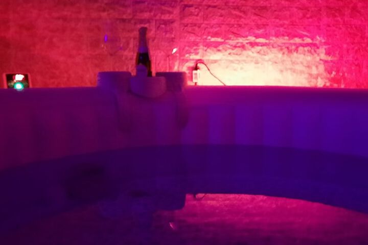 Hot Tub 13 of 16