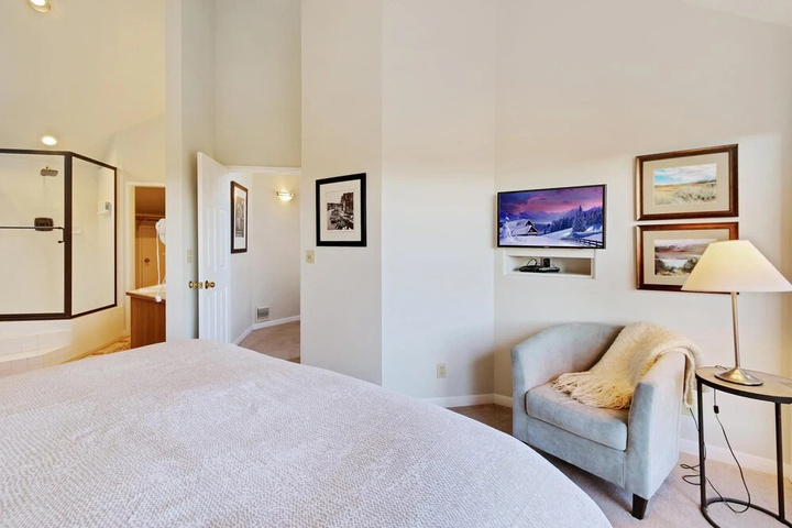 Room 4 of 17