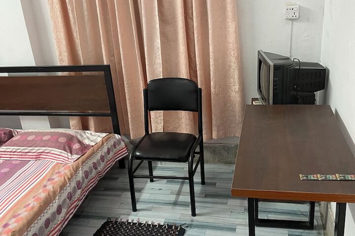 Room 6 of 18