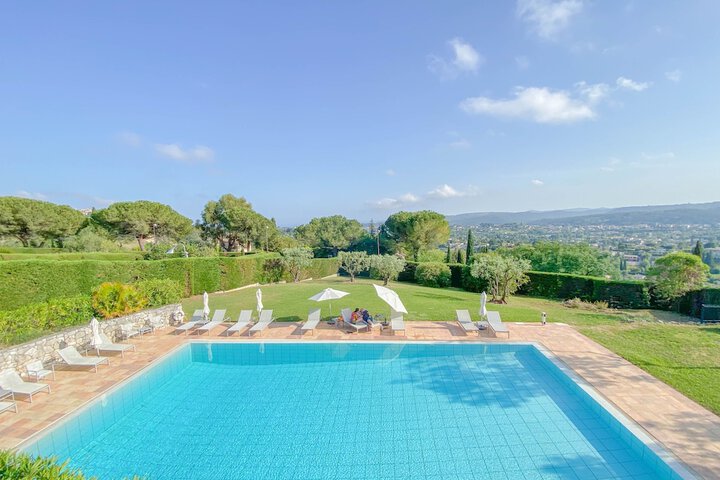 Hotel with Pool