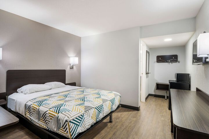 Room 8 of 30