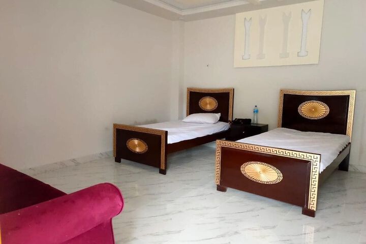 Room 6 of 18
