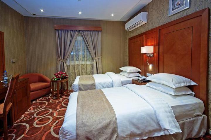 Room 5 of 8