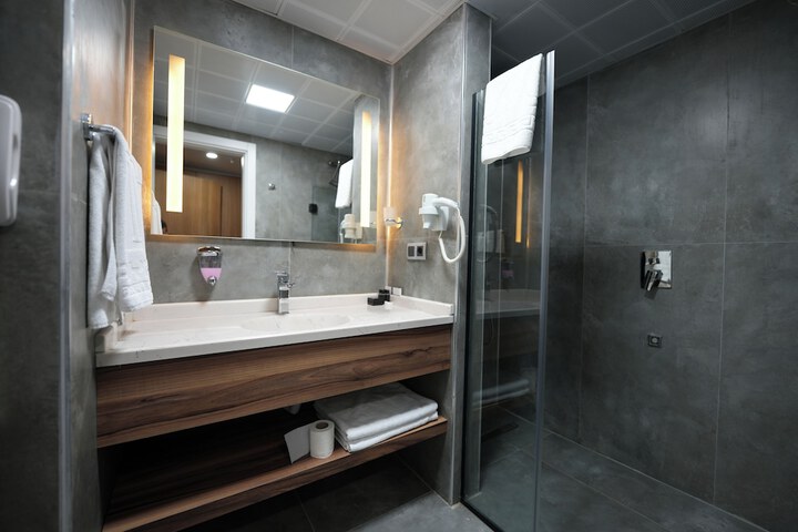Room 15 of 28