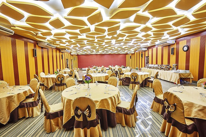 Ballroom/Hall 12 of 17