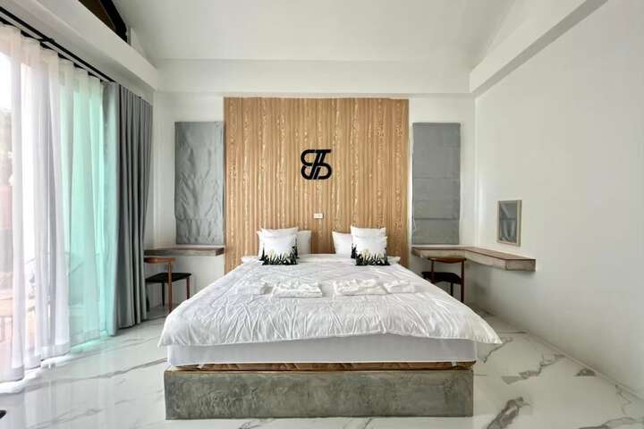 Room 7 of 32
