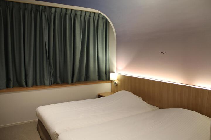 Room 2 of 3