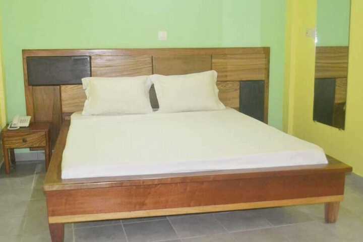 Room 6 of 9