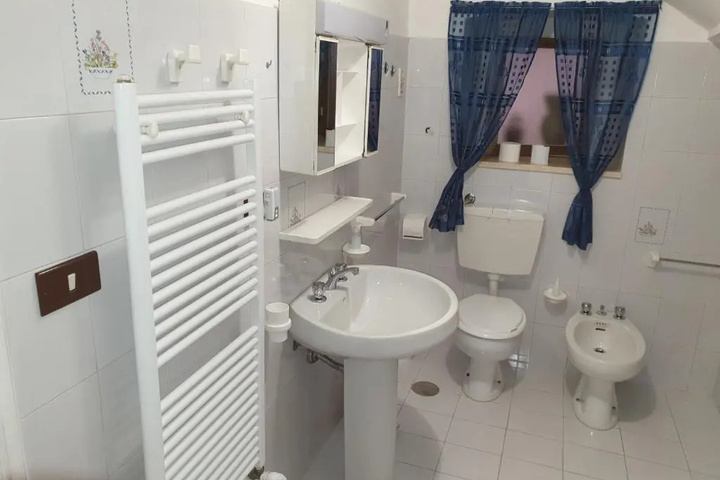 Room 2 of 2