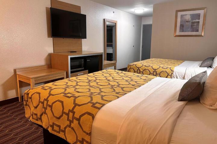 2 Queen Beds (6 of 17)