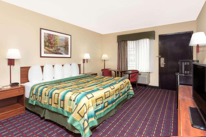 1 King Bed (5 of 14)