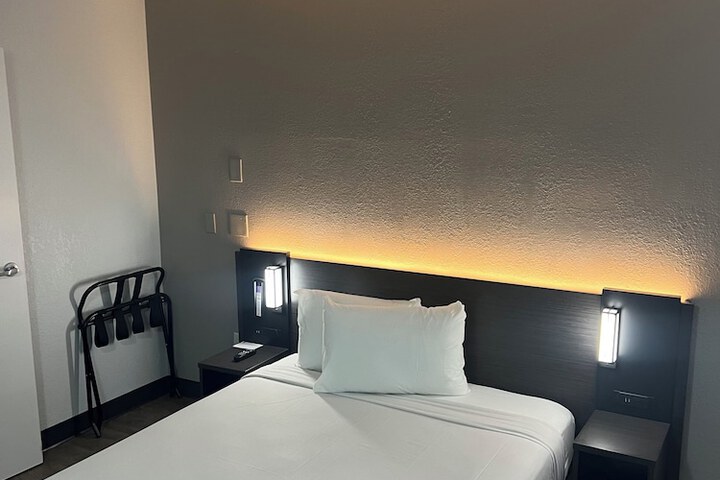 1 Queen Bed (3 of 14)