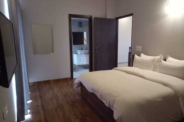 Room 5 of 87