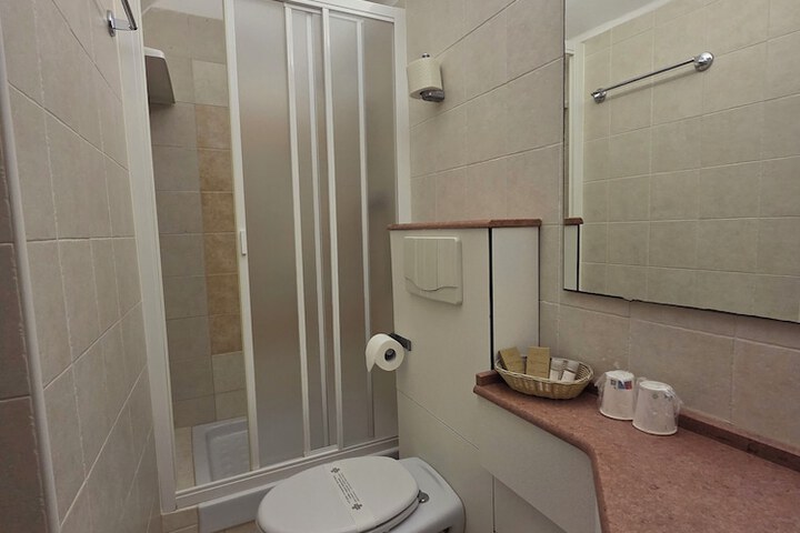 Room 34 of 60