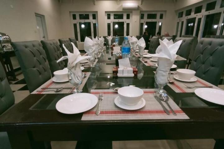 Dining 16 of 30