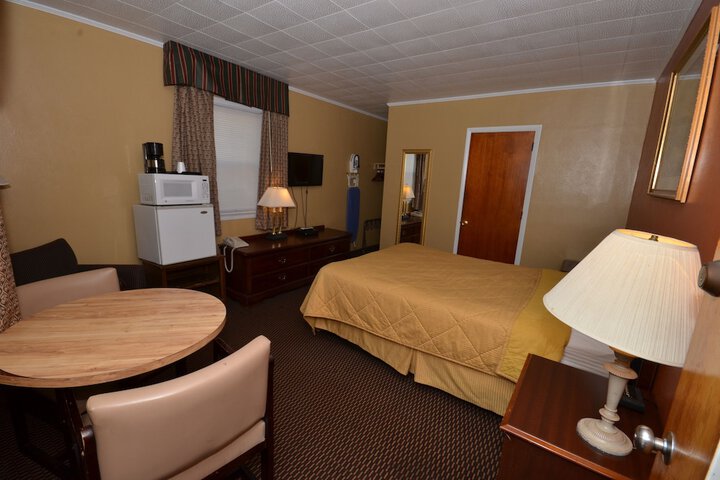1 King Bed (4 of 5)