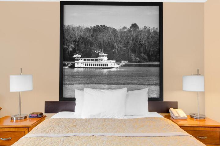 Queen Bed Accessible (7 of 18)