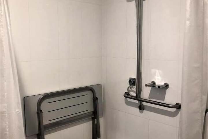 Room 11 of 33