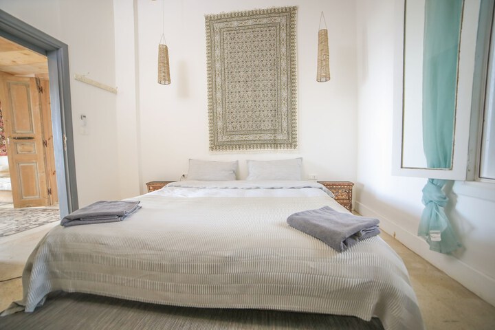 Room 3 of 70