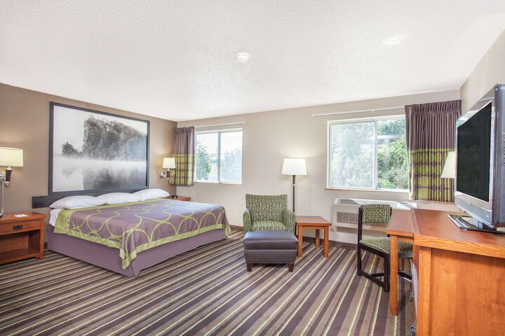 1 King Bed (2 of 9)