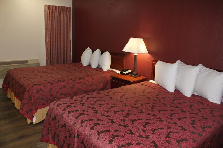 2 Queen Beds (11 of 12)