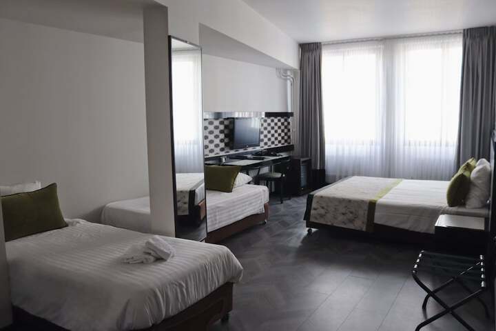 Room 52 of 80