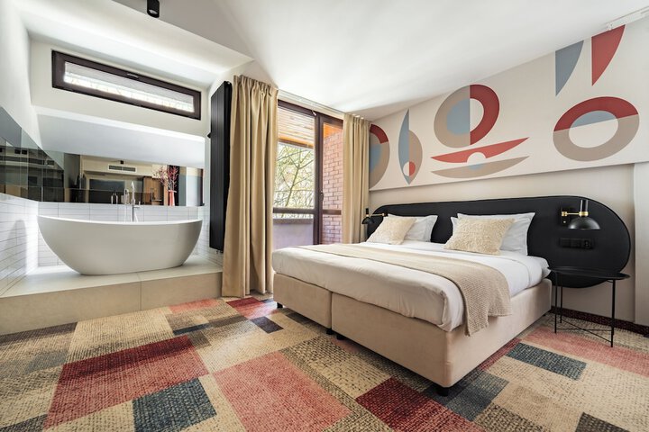 Room 27 of 108
