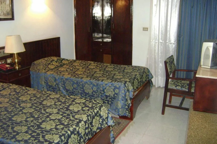 Room 3 of 10