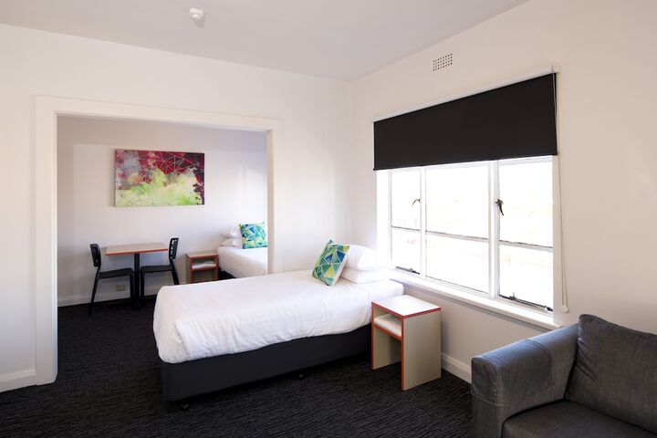 Room 6 of 28