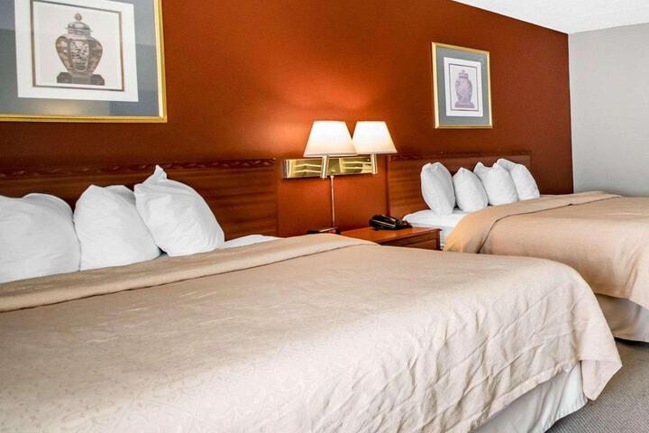 2 Queen Beds (3 of 4)