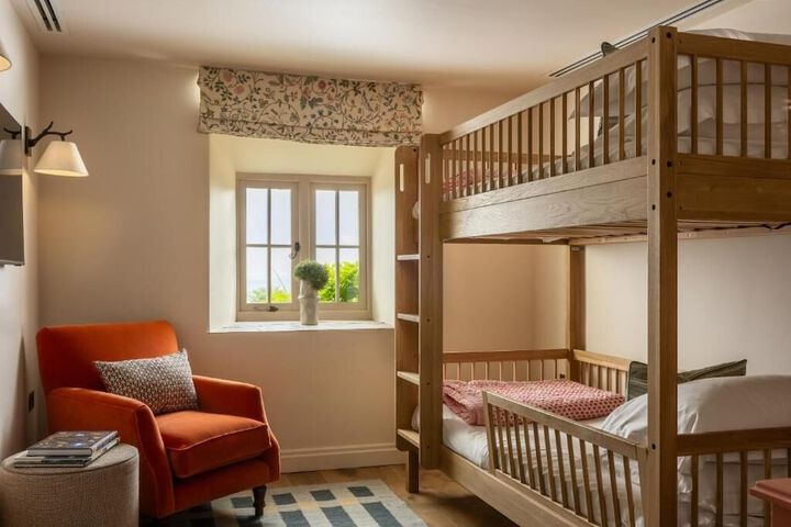 Room 4 of 94